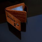 ⁦ساعة تاتش دائرية أسود + حظاظة يد بقفل معدن + محفظة رجالي + عرض 4 تيشيرت صيف V Neck⁩ - الصورة ⁦5⁩